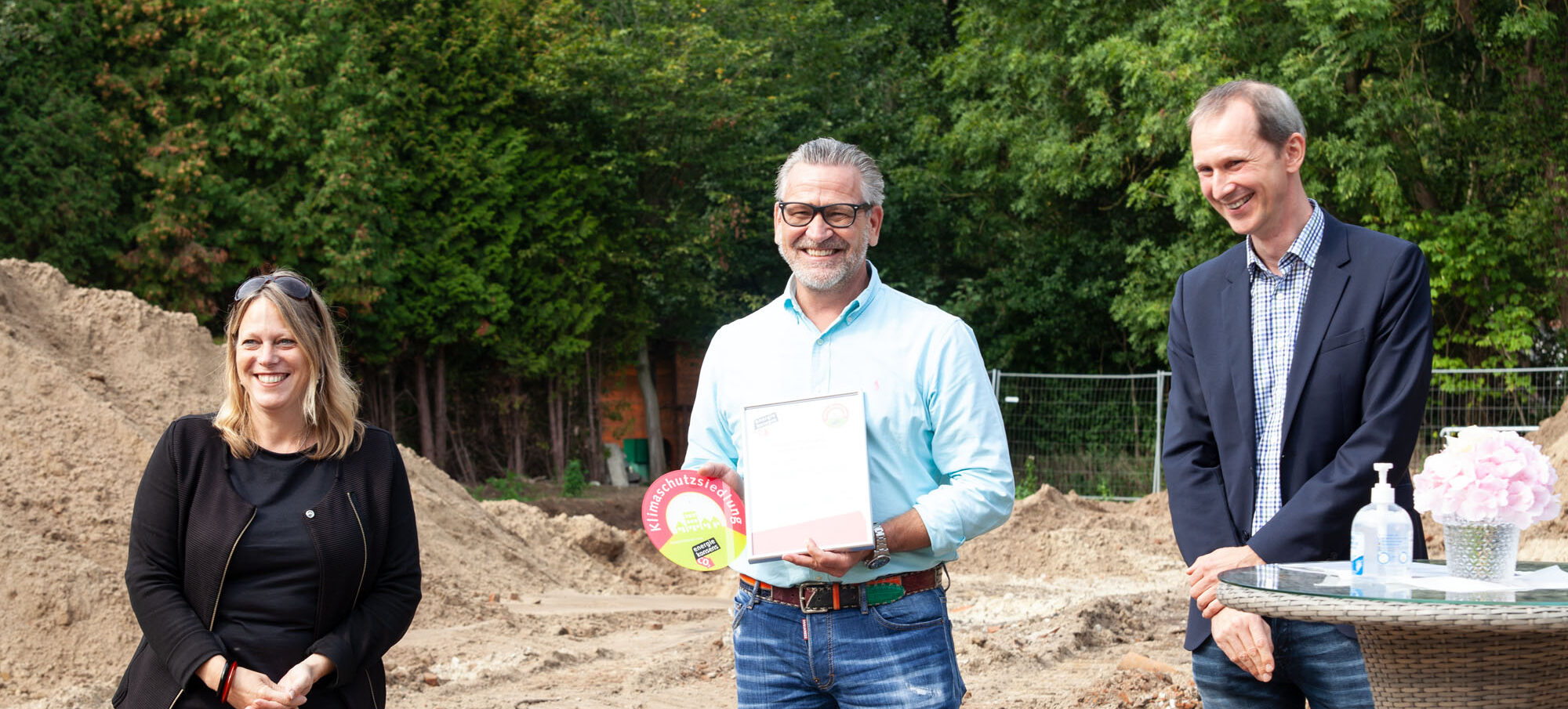Übergabe des Klimaschutzsiedlungssiegels an Olaf Mosel, Geschäftsführer der M Projekt GmbH & Co. KG